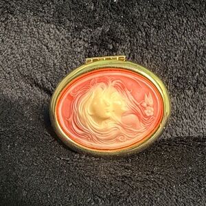 DOUBLE LADIES FACE PORTRAIT OVAL SHAPED CAMEO SET IN A GOLD TONE METAL PILL BOX